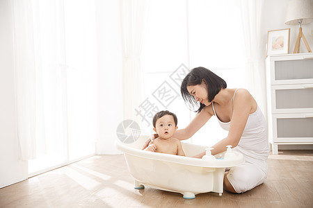 浴盆泡泡肥皂泡妈妈给宝宝洗澡图片