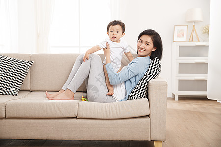 居家妈妈陪宝宝玩耍图片