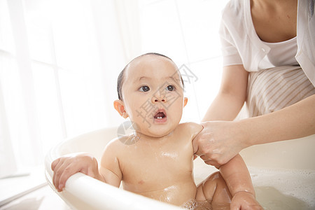干净单亲家庭儿子妈妈给宝宝洗澡图片