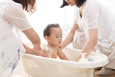 婴儿期30岁到34岁清洗妈妈给宝宝洗澡图片