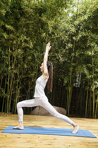 自由仅一个青年女人减肥青年女人练习瑜伽图片