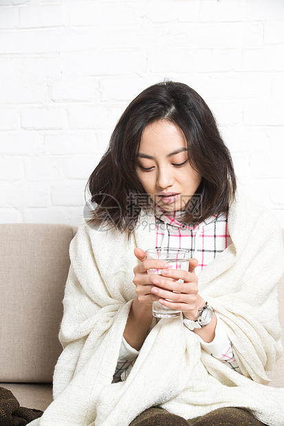 状态不良垂直构图情绪压力青年女人喝水图片