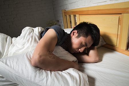 夜晚卧室25岁到29岁仅一个青年男人躺着青年男人失眠背景