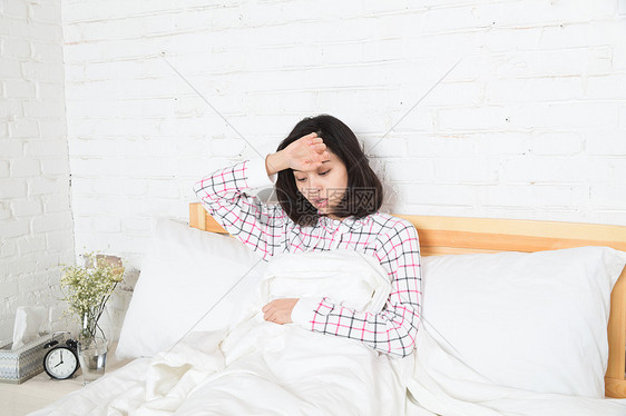 东方人卧室状态不良青年女人生病图片