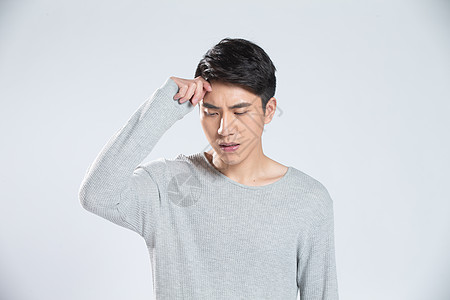 人物白色背景仅一个男人休闲装虚弱青年男人头疼背景