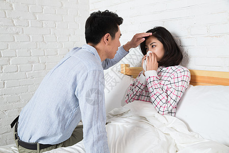 成年人青年女人虚弱青年男人照顾生病的女朋友图片