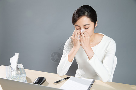 仅一个女人打喷嚏电脑疲劳的女白领图片