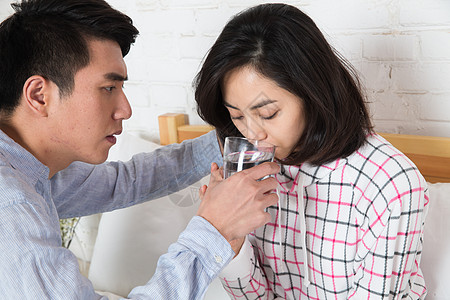 摄影两个人触摸青年男人照顾生病的女朋友图片