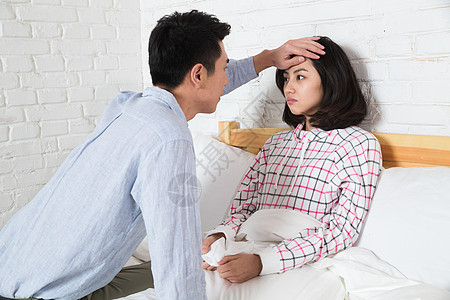 头部不舒服的情绪压力青年男人照顾生病的女朋友图片