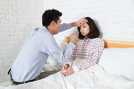 身体受伤悲伤青年男人照顾生病的女朋友图片素材