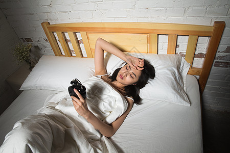 仅一个人麻烦青年女人躺在床上失眠图片