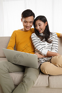 男朋友亚洲相伴浪漫情侣看电脑图片