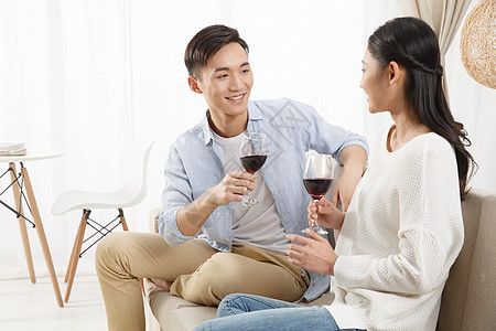 25岁到29岁住宅房间红葡萄酒青年情侣喝红酒图片