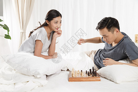 旗子男朋友棋盘游戏青年情侣下象棋图片