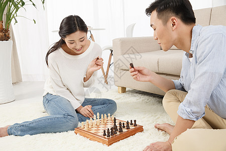 国际象棋沙发享乐青年情侣下象棋图片