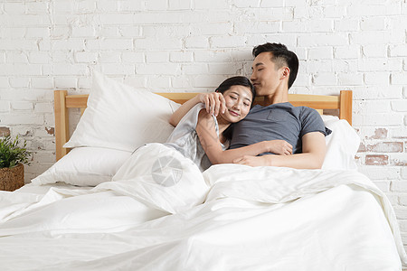 床上用品20多岁欢乐浪漫情侣图片