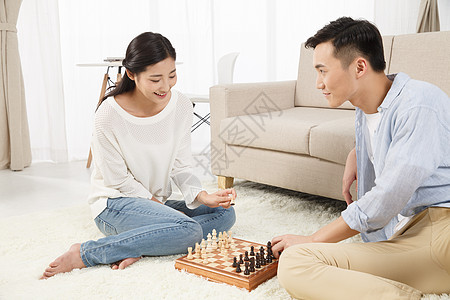 相伴亚洲人家庭生活青年情侣下象棋图片