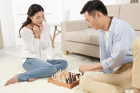 25岁到29岁亚洲人客厅青年情侣下象棋背景图片