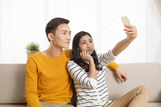 网络水平构图彩色图片青年情侣用手机自拍图片
