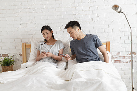 两个人网络社交亚洲青年情侣看手机图片