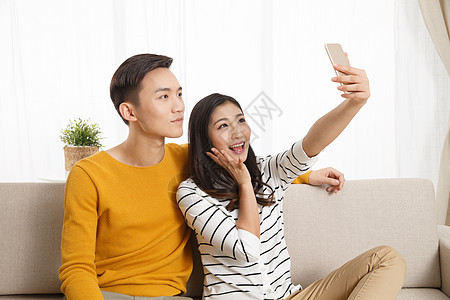 拍照高兴的通讯青年情侣用手机自拍图片