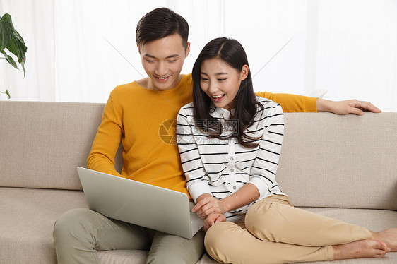 亚洲女朋友家庭生活浪漫情侣看电脑图片