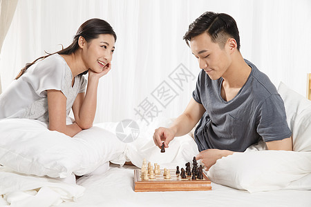 水平构图女人夫妇青年情侣下象棋图片