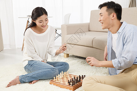 沙发无忧无虑对弈青年情侣下象棋图片