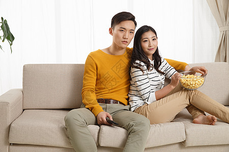 客厅亚洲摄影青年情侣坐着沙发上看电视图片