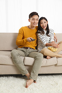 乐趣浪漫亚洲青年情侣坐着沙发上看电视图片