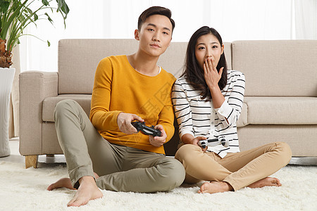 青年人女朋友男人青年情侣坐着沙发上玩游戏图片