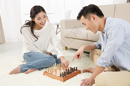 25岁到29岁对弈健康的青年情侣下象棋图片