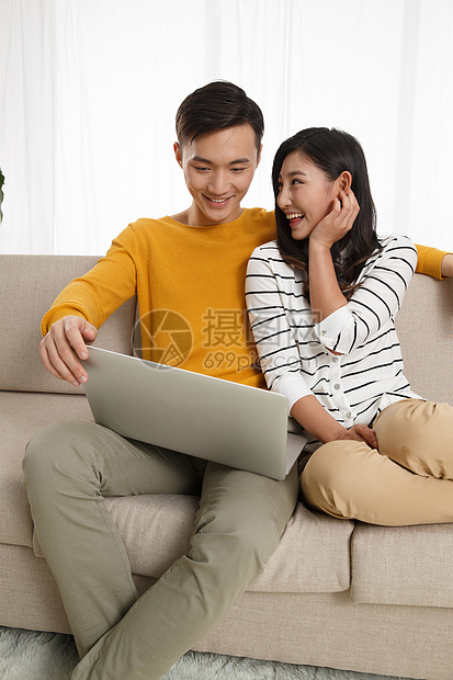 快乐享乐网络浪漫情侣看电脑图片