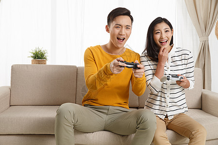 女朋友水平构图亚洲青年情侣坐着沙发上玩游戏图片