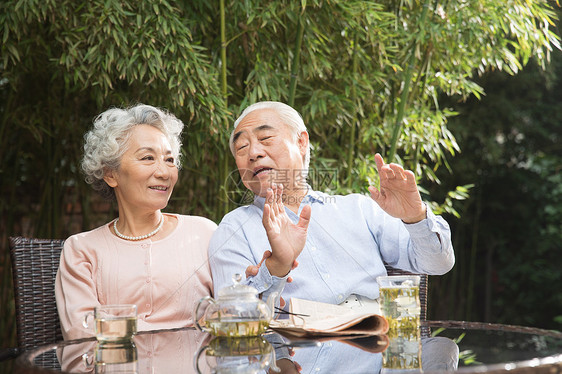 休闲的老年夫妇坐在院子里图片