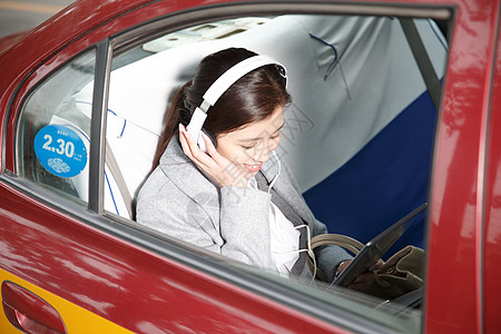 机动车旅途亚洲人青年女人坐出租车图片