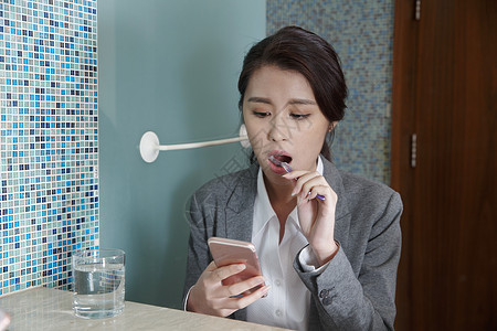 浴室家庭生活赶时间青年女人刷牙图片