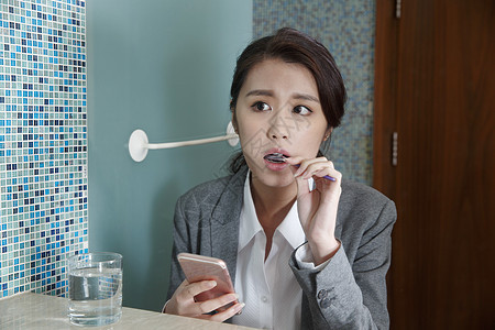 白昼女女特质青年女人刷牙图片