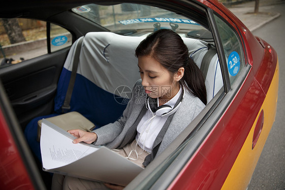 旅行白昼半身像青年女人坐出租车图片