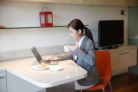 餐饮会议家庭办公青年女人吃早餐背景