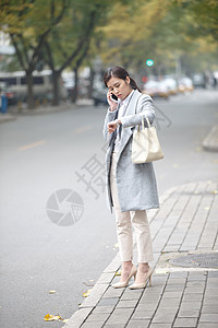 城市旅行者商务青年女人在路边等出租车高清图片