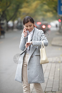 商务20到24岁计程车车站青年女人在路边等出租车图片