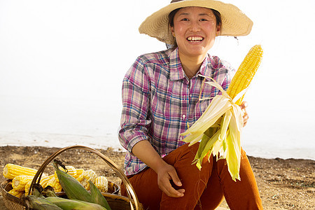 中年女人拿着玉米图片