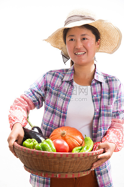 中年女人拿着一筐蔬菜图片