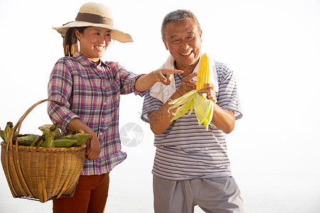 农民拿着玉米图片