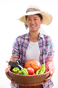 中年女人拿着一筐蔬菜图片