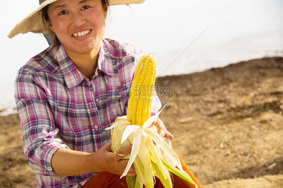 中年女人拿着玉米图片