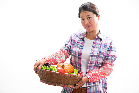 中年女人拿着一筐蔬菜图片