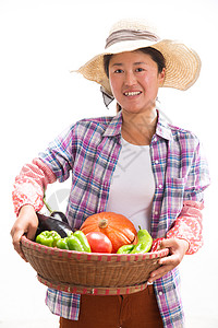 菜贩中年女人拿着一筐蔬菜图片