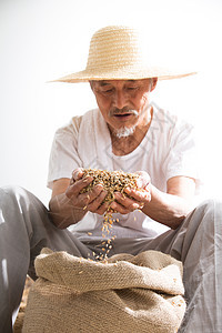 捧着农作物的老农民图片